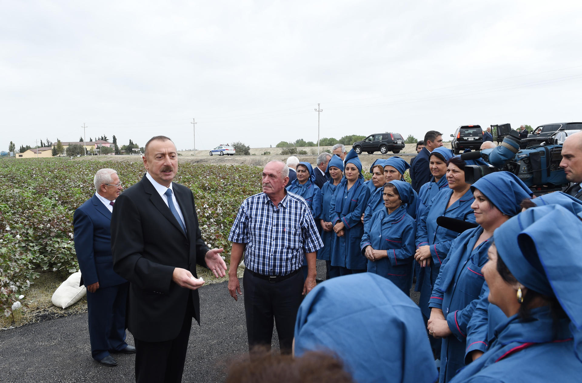 Prezident İlham Əliyev Neftçala rayonunda pambıq sahəsi ilə tanış olub (FOTO)