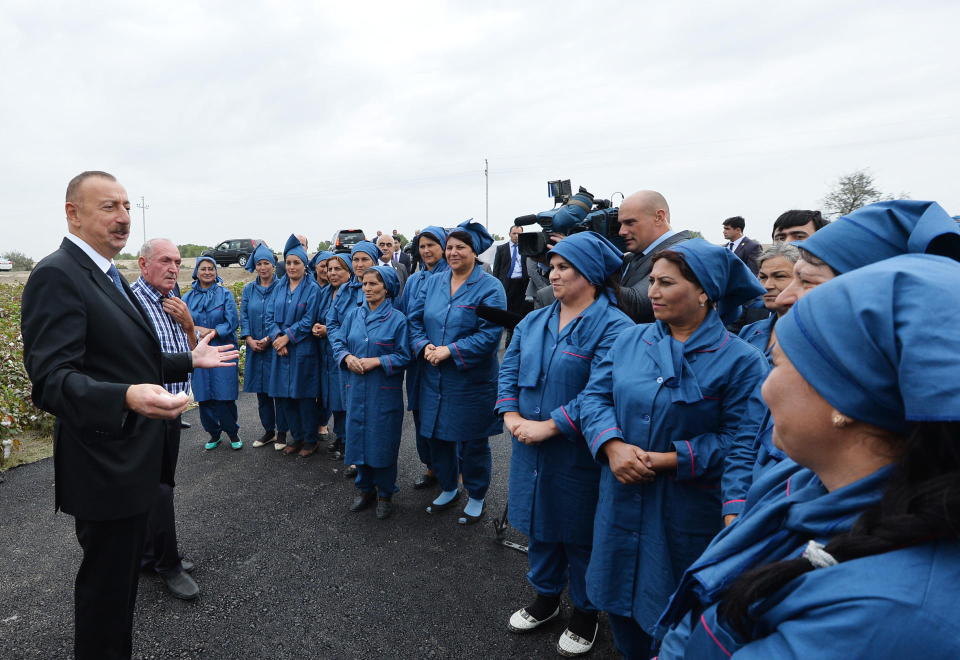 Prezident İlham Əliyev Neftçala rayonunda pambıq sahəsi ilə tanış olub (FOTO)