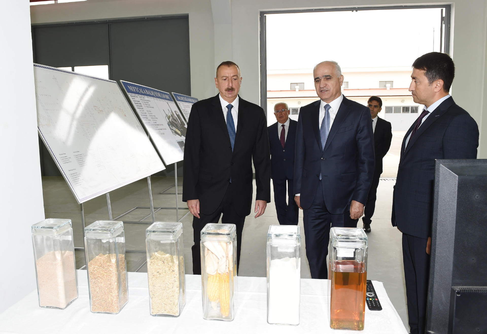 Prezident İlham Əliyev Neftçala Sənaye Məhəlləsinin açılışında iştirak edib (YENİLƏNİB) (FOTO)