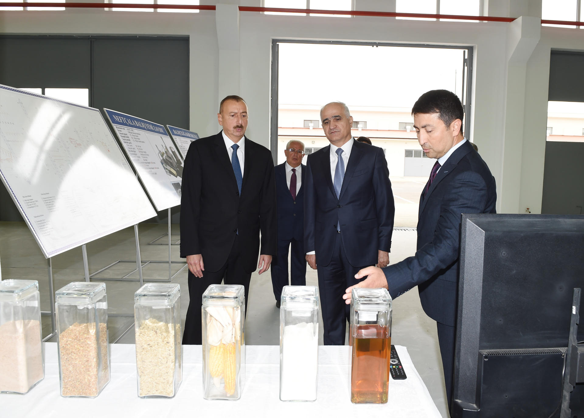 Prezident İlham Əliyev Neftçala Sənaye Məhəlləsinin açılışında iştirak edib (YENİLƏNİB) (FOTO)