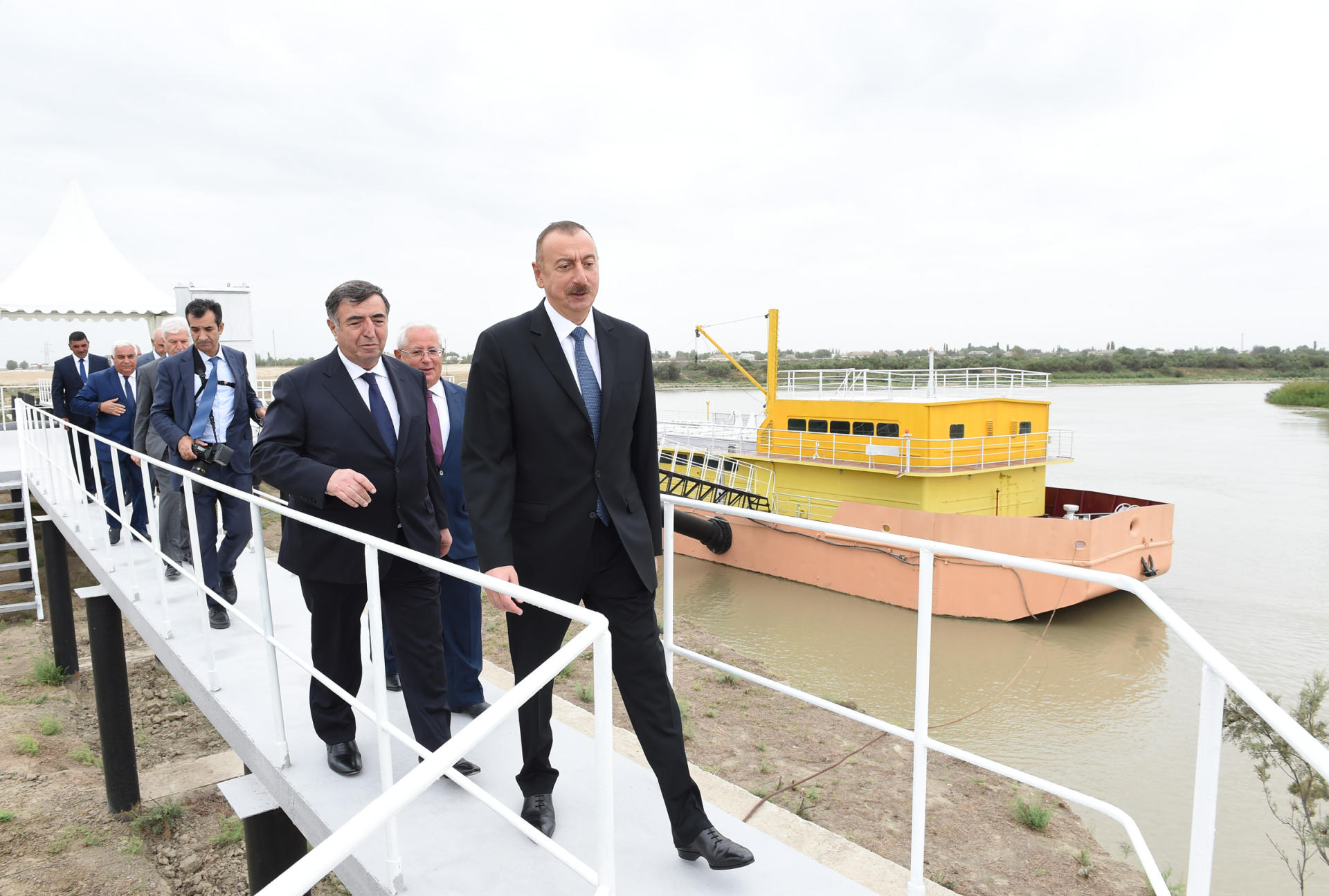 Prezident İlham Əliyev Neftçala rayonunun əkin sahələrinə suvarma suyunun verilməsi mərasimində iştirak edib (FOTO)