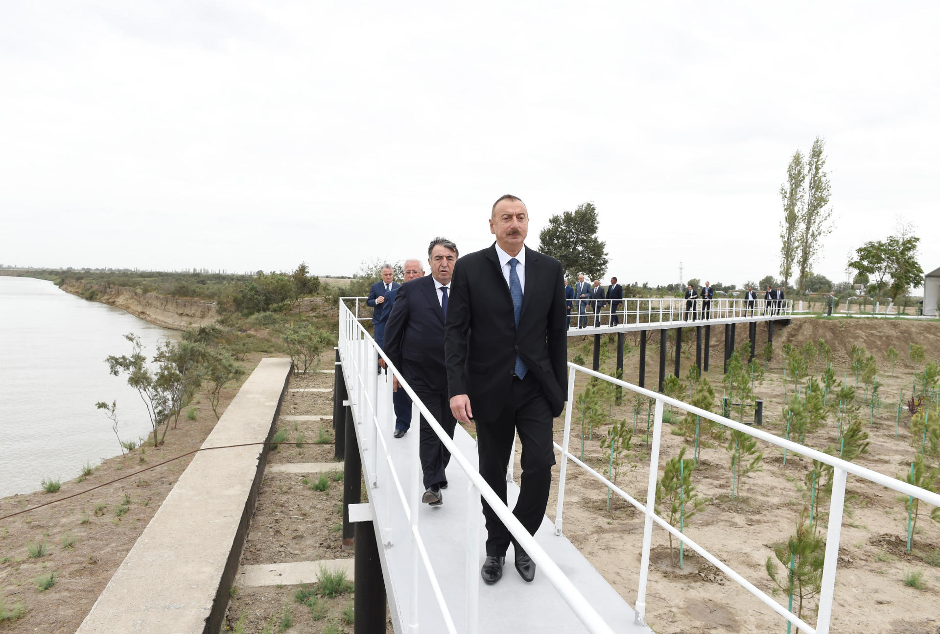 Prezident İlham Əliyev Neftçala rayonunun əkin sahələrinə suvarma suyunun verilməsi mərasimində iştirak edib (FOTO)