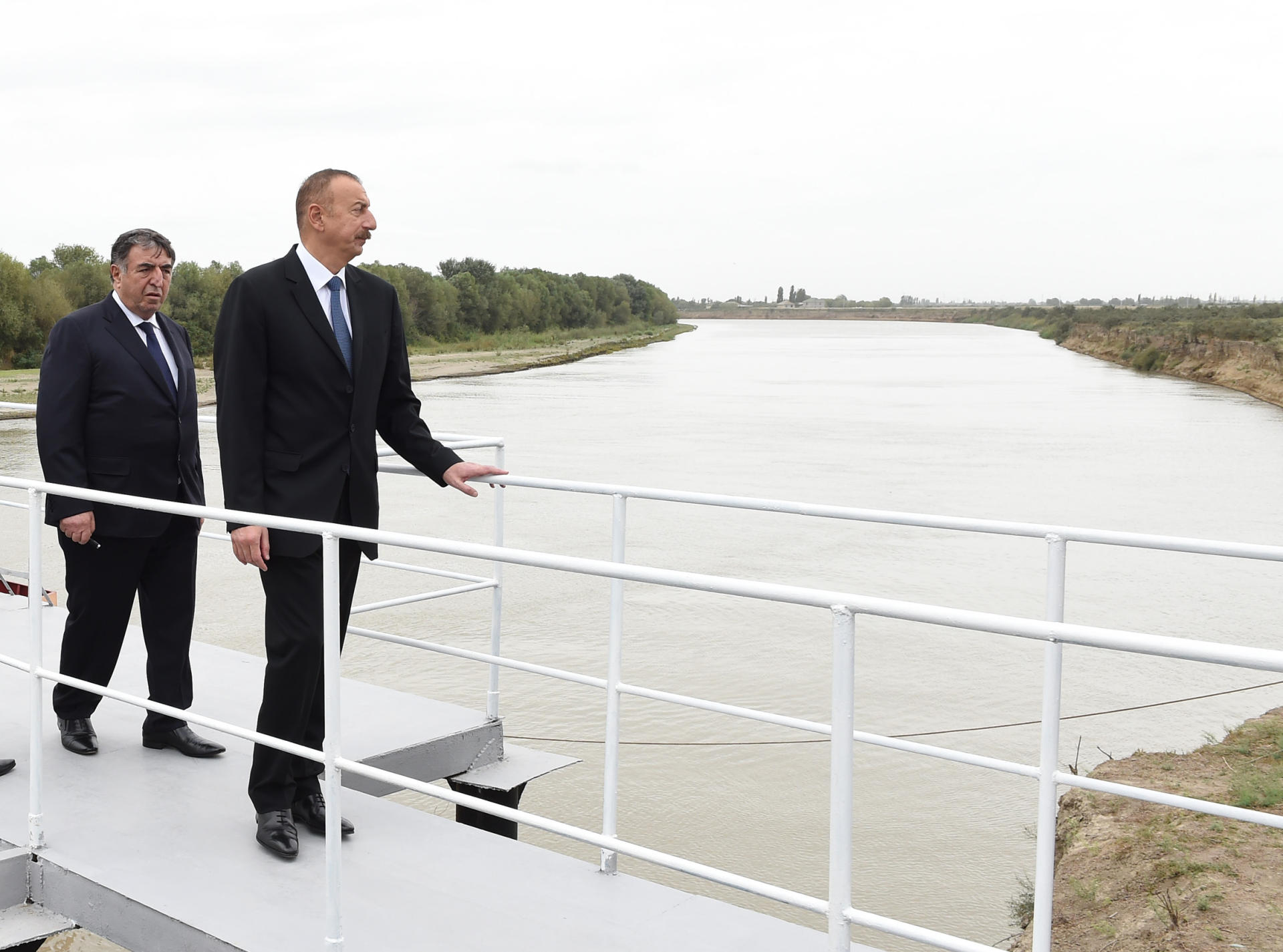 Prezident İlham Əliyev Neftçala rayonunun əkin sahələrinə suvarma suyunun verilməsi mərasimində iştirak edib (FOTO)