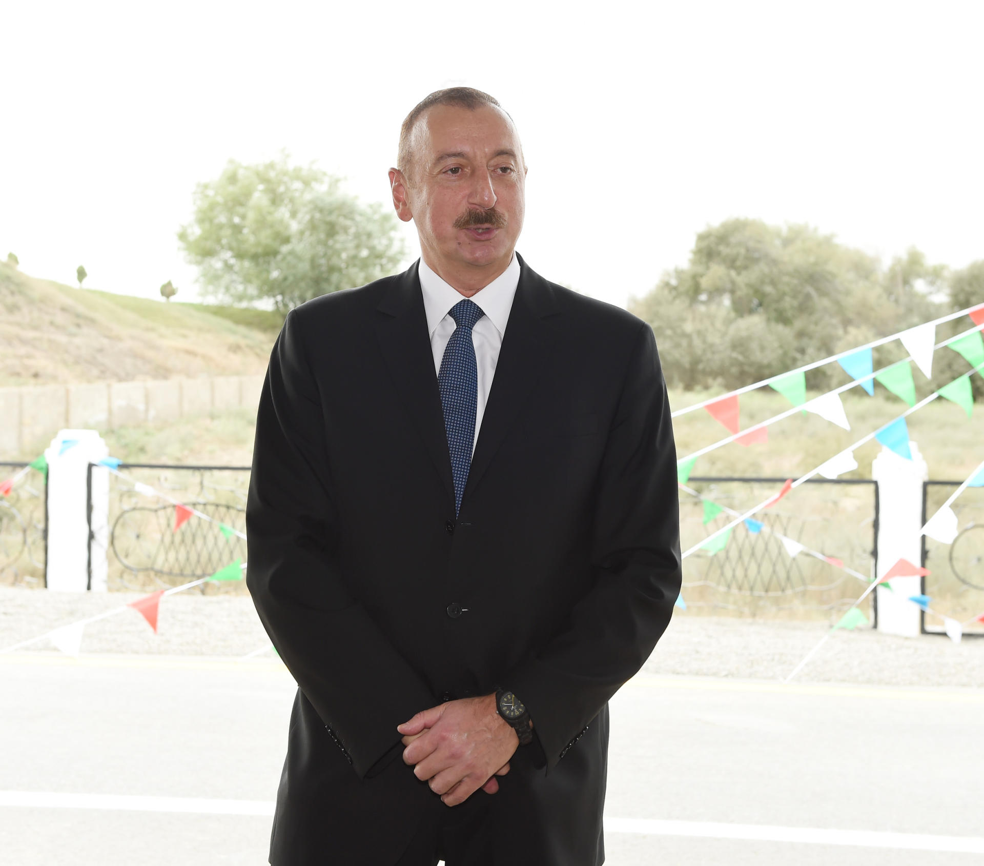Prezident İlham Əliyev Salyan rayonunun Çuxanlı-Gəncəli-Piratman-Parça Xələc-Seyidan avtomobil yolunun açılışında iştirak edib (YENİLƏNİB) (FOTO)