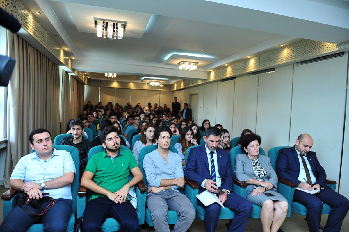 Bilik Fondu tələbələri misirli professorla görüşdürüb (FOTO)