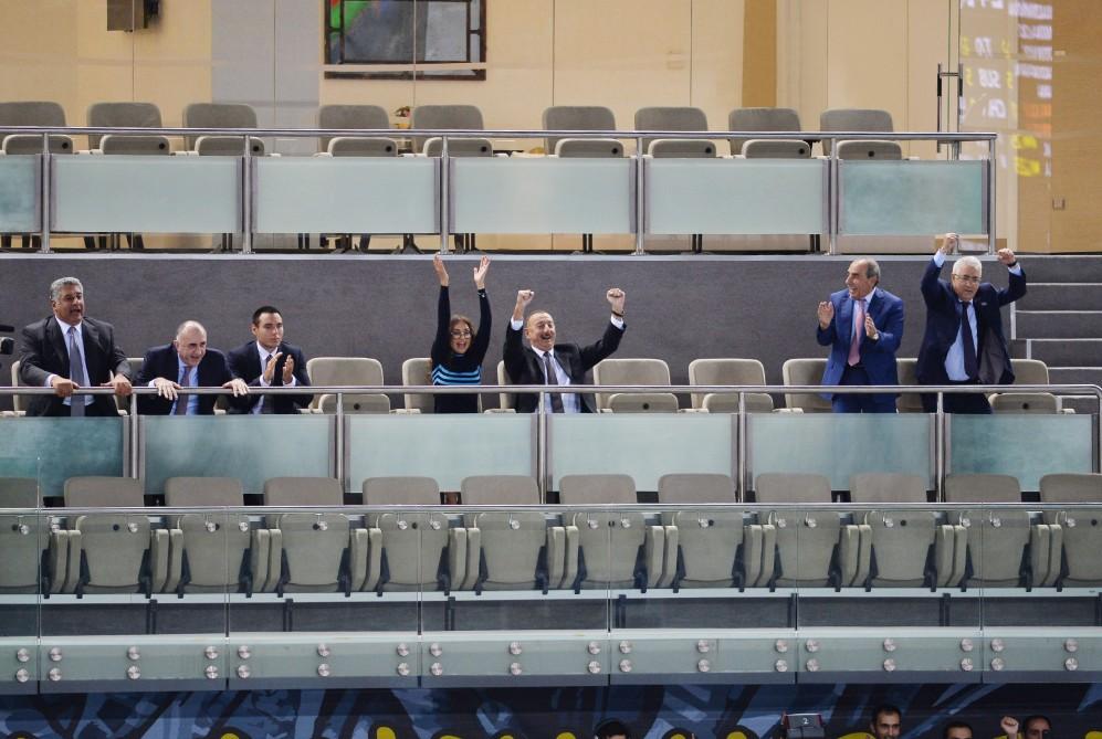 Prezident İlham Əliyev və birinci xanım Mehriban Əliyeva komandamızın oyununa baxıblar (FOTO)