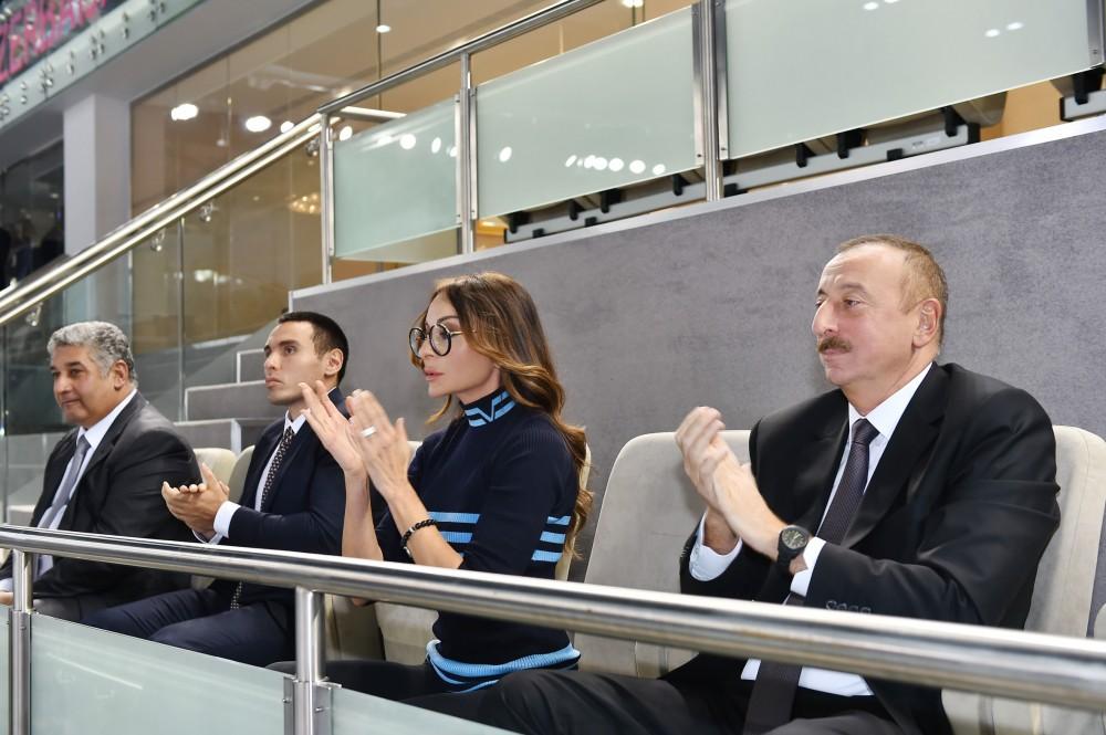 Prezident İlham Əliyev və birinci xanım Mehriban Əliyeva komandamızın oyununa baxıblar (FOTO)