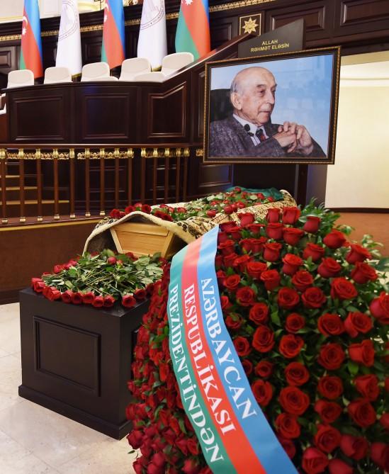 Prezident İlham Əliyev dünya şöhrətli alim Lütfi Zadə ilə vida mərasimində iştirak edib (FOTO) (YENİLƏNİB-2)