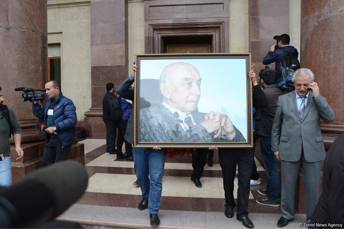 Lütfi Zadə ilə vida mərasimi keçirilib (FOTO)