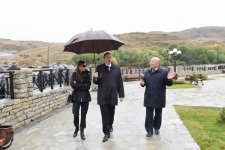 Prezident İlham Əliyev və xanımı Şamaxının Dəmirçi kəndində görülən işlərlə tanış olub (FOTO)