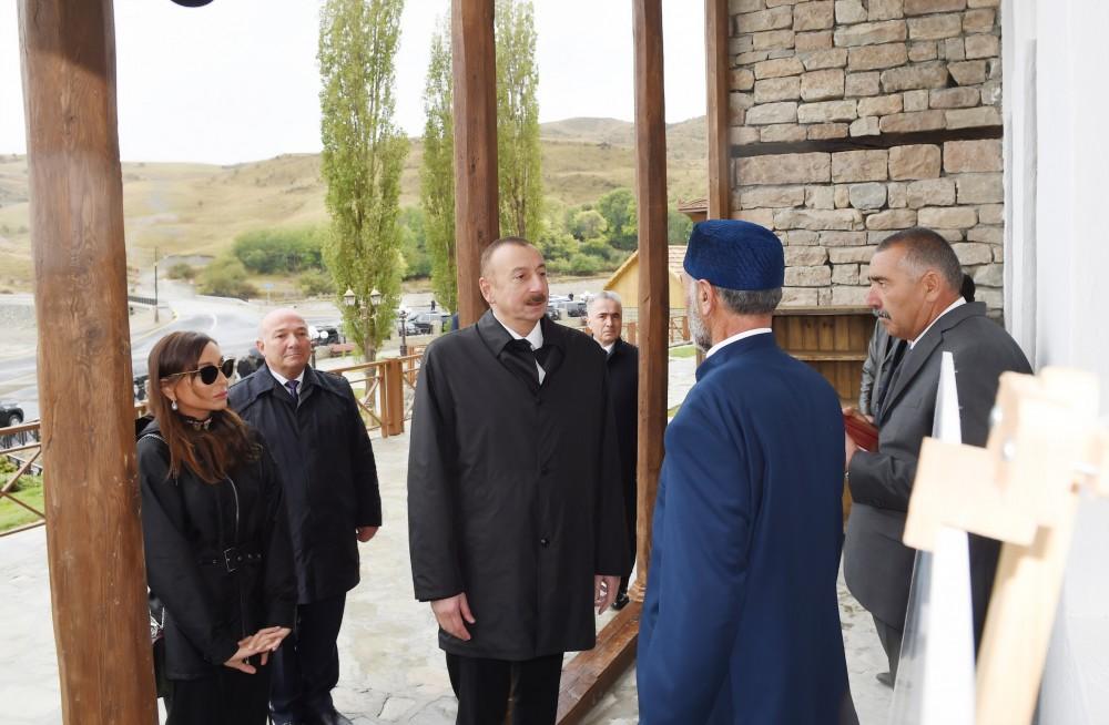Prezident İlham Əliyev və xanımı Şamaxının Dəmirçi kəndində görülən işlərlə tanış olub (FOTO)