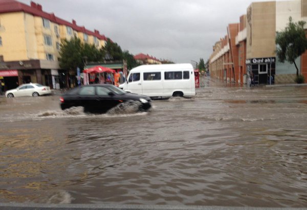 Sumqayıtda 1 saylı orta məktəbin yolunu sel kəsdi - Şagirdlər dərsə gələ bilmədi (FOTO/VİDEO)