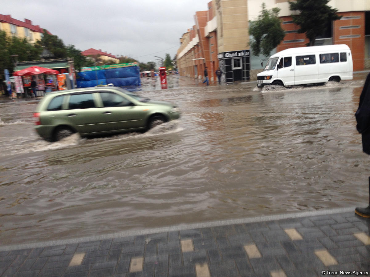Sumqayıtda 1 saylı orta məktəbin yolunu sel kəsdi - Şagirdlər dərsə gələ bilmədi (FOTO/VİDEO)