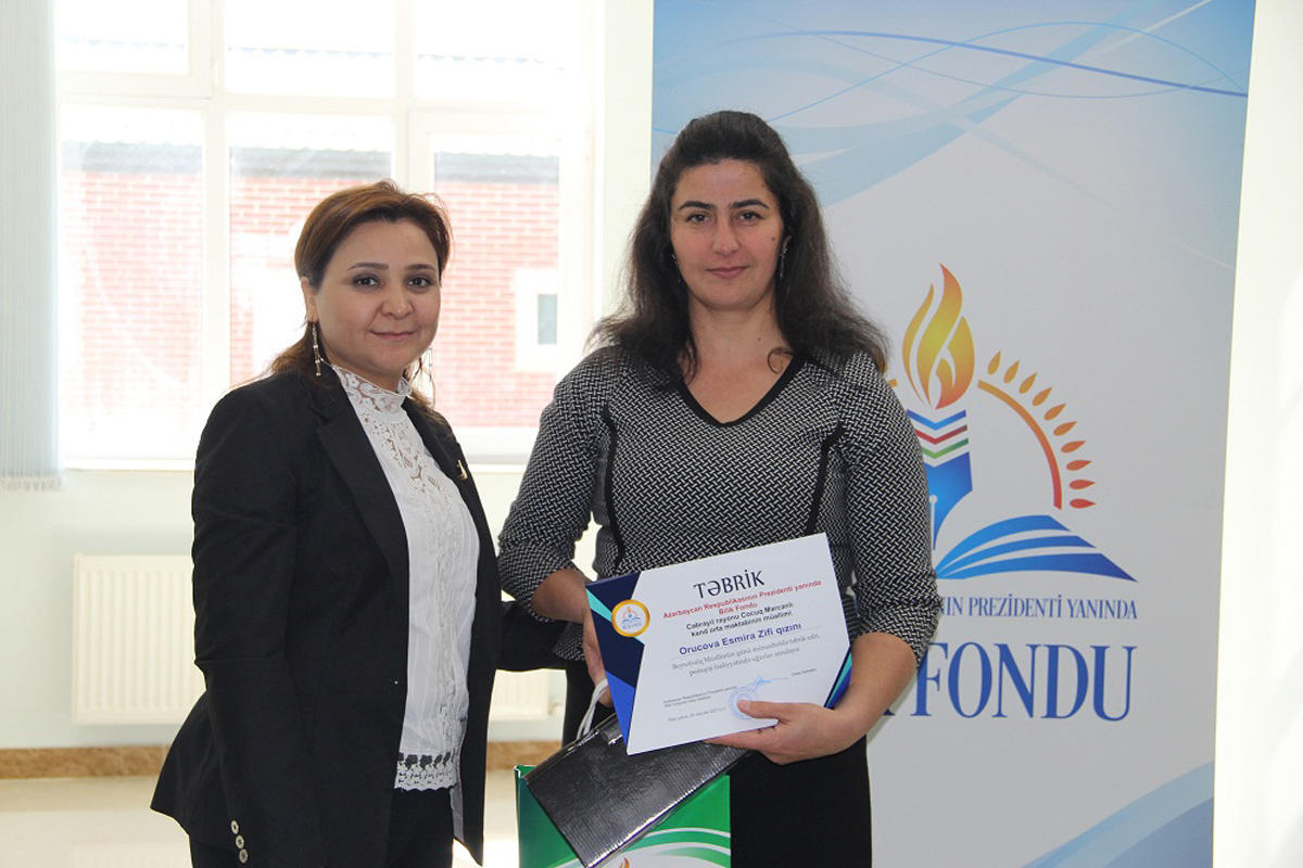 Bilik Fondu Cocuq Mərcanlıda müəllimləri təbrik edib (FOTO)