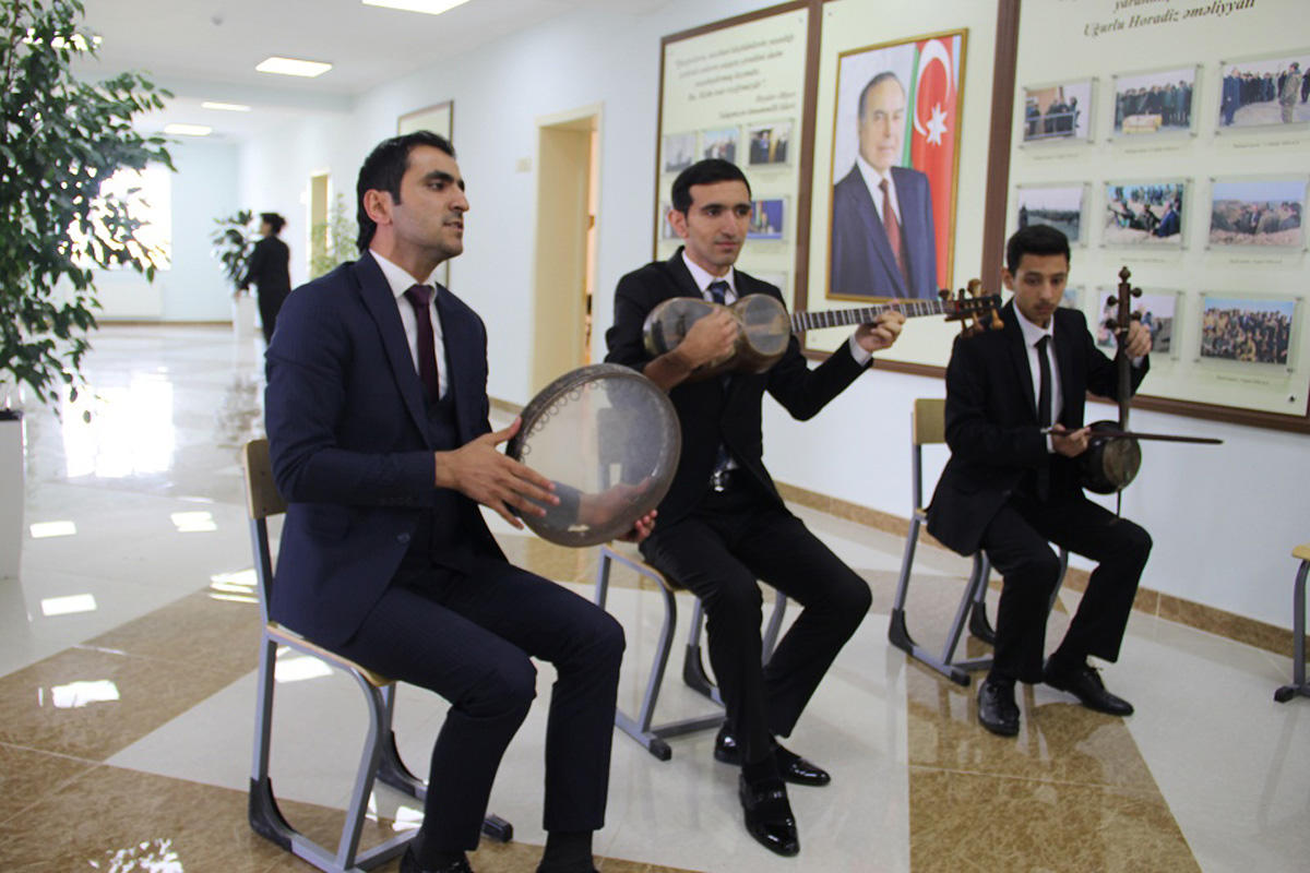 Bilik Fondu Cocuq Mərcanlıda müəllimləri təbrik edib (FOTO)