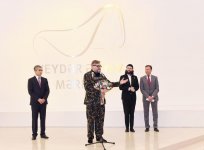 Mehriban Əliyeva Aleksandr Vasilyev Fondunun kolleksiyasından ibarət "Modernizm və moda" sərgisinin açılışında iştirak edib (FOTO)