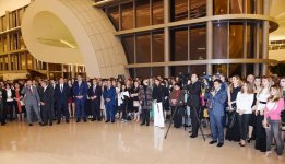 Mehriban Əliyeva Aleksandr Vasilyev Fondunun kolleksiyasından ibarət "Modernizm və moda" sərgisinin açılışında iştirak edib (FOTO)