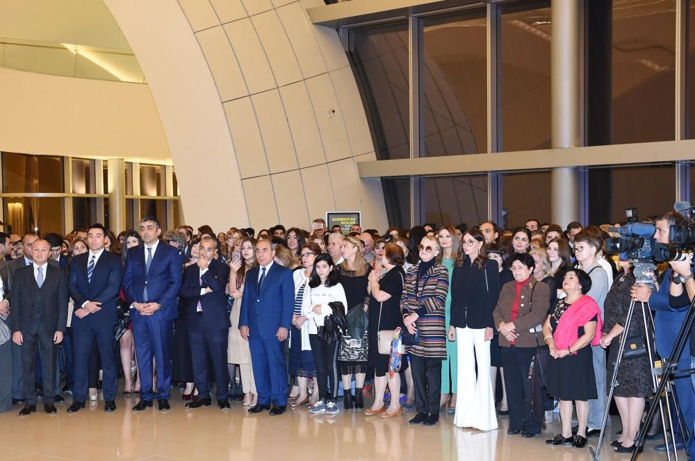 Mehriban Əliyeva Aleksandr Vasilyev Fondunun kolleksiyasından ibarət "Modernizm və moda" sərgisinin açılışında iştirak edib (FOTO)
