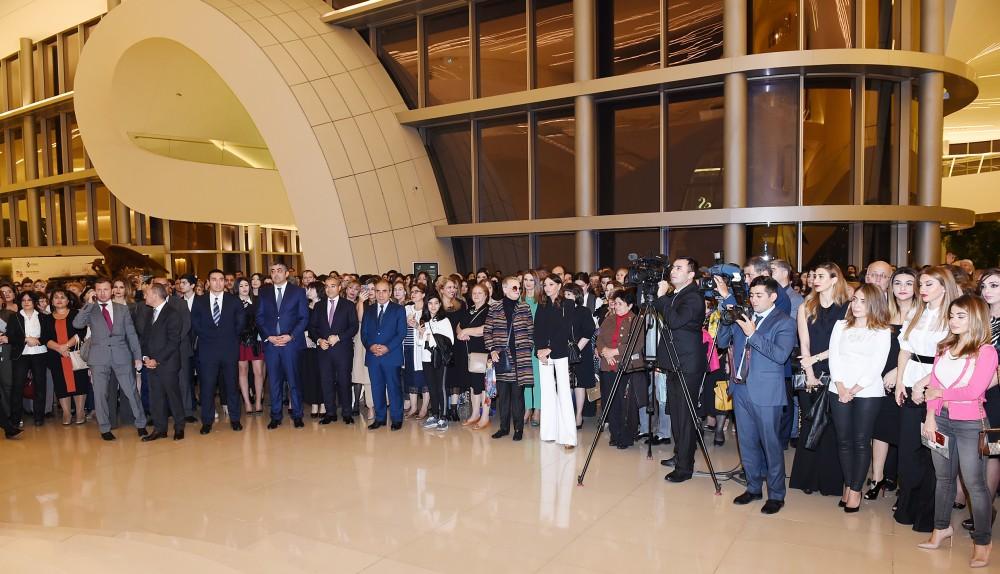 Mehriban Əliyeva Aleksandr Vasilyev Fondunun kolleksiyasından ibarət "Modernizm və moda" sərgisinin açılışında iştirak edib (FOTO)