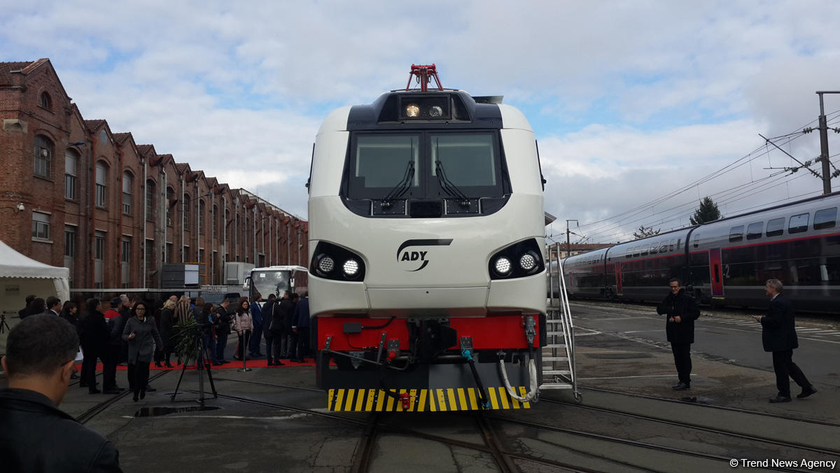 Yeni elektrovozlarla Bakıdan Tbilisiyə daha tez çatmaq olacaq (FOTO) (ÖZƏL)