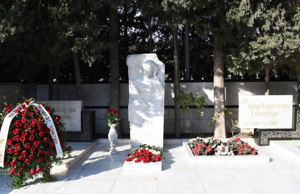 Mehriban Əliyeva görkəmli şərqşünas alim Aida İmanquliyevanın doğum günü münasibətilə məzarını ziyarət edib (FOTO)