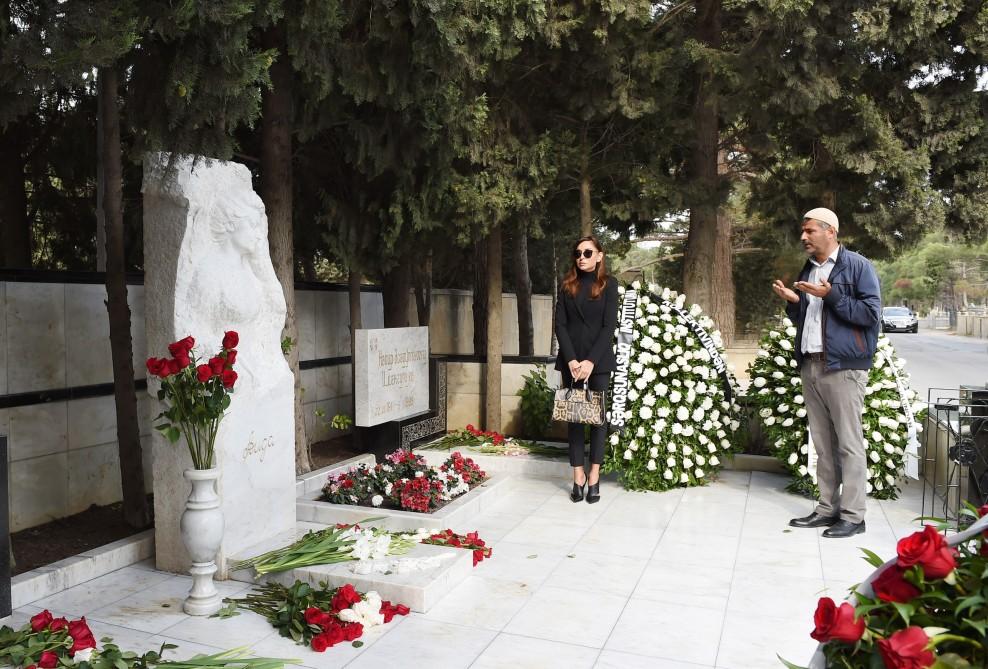 Mehriban Əliyeva görkəmli şərqşünas alim Aida İmanquliyevanın doğum günü münasibətilə məzarını ziyarət edib (FOTO)