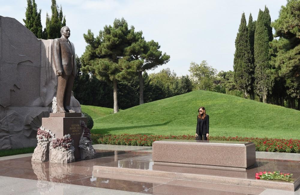 Mehriban Əliyeva görkəmli şərqşünas alim Aida İmanquliyevanın doğum günü münasibətilə məzarını ziyarət edib (FOTO)