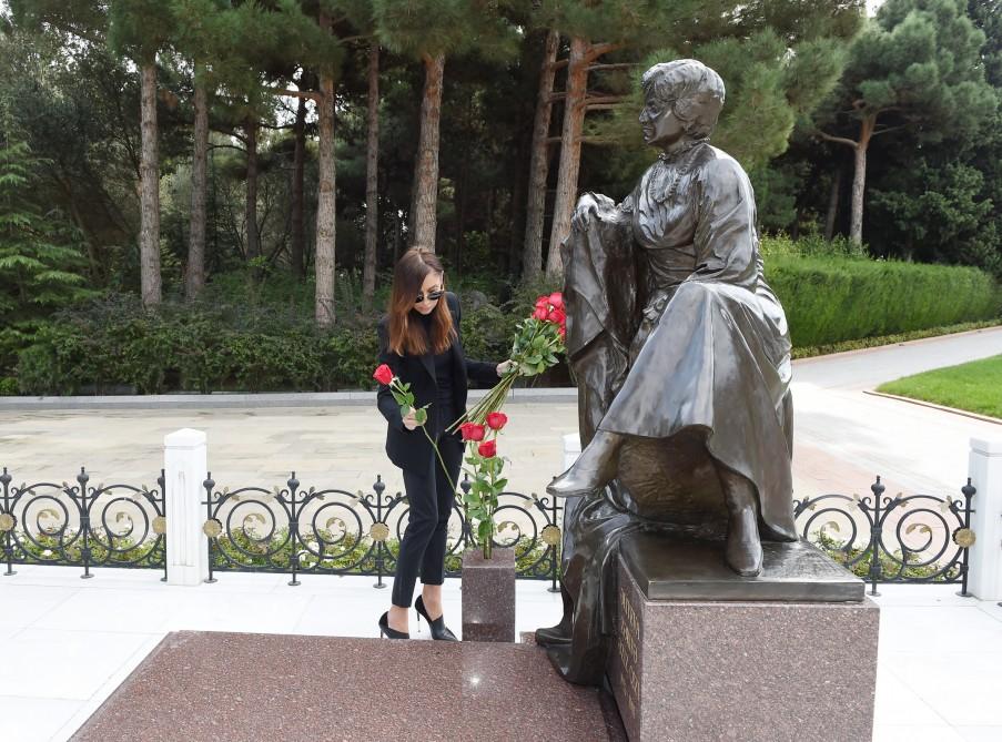 Mehriban Əliyeva görkəmli şərqşünas alim Aida İmanquliyevanın doğum günü münasibətilə məzarını ziyarət edib (FOTO)