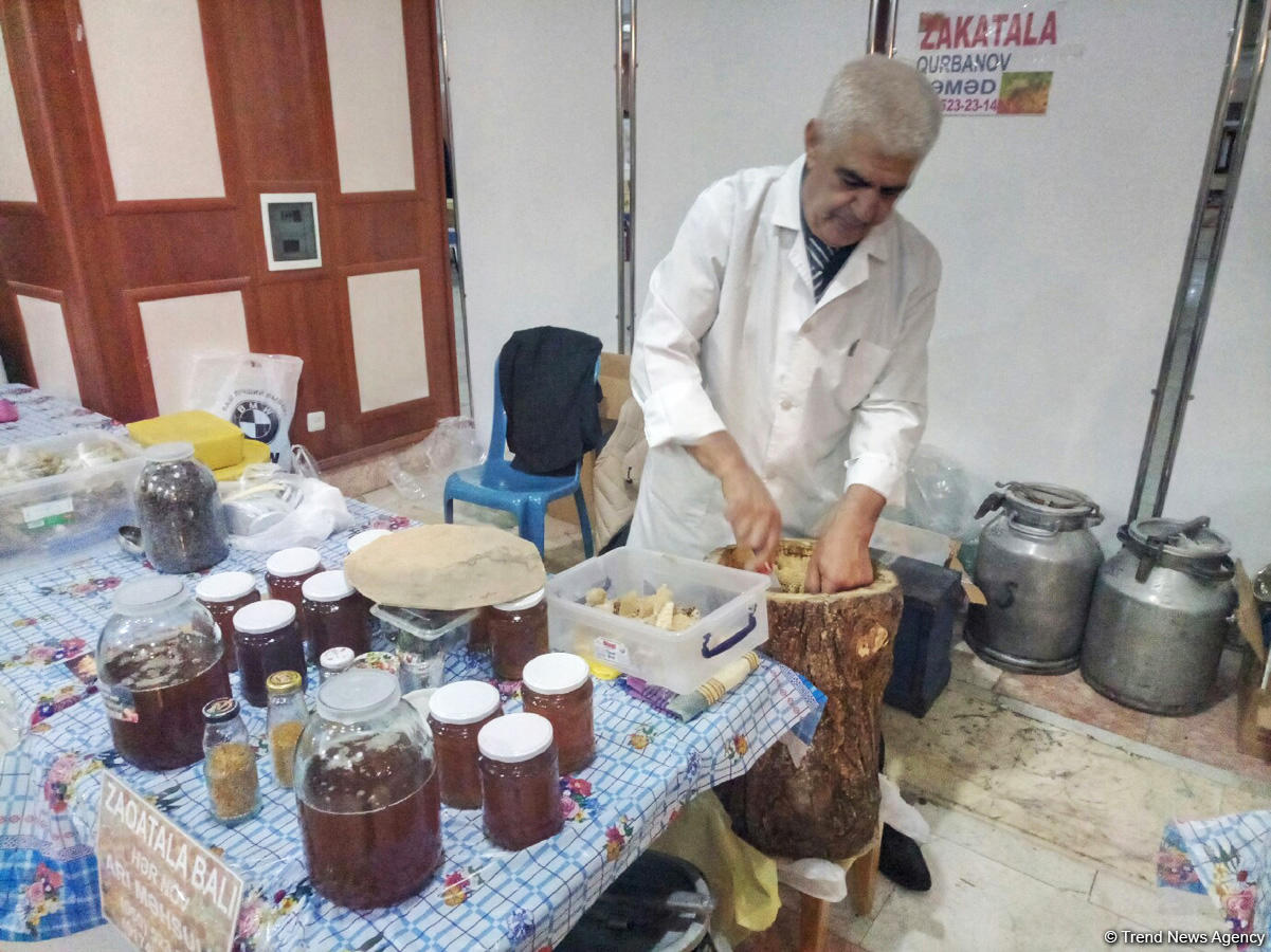 Bakıda bal yarmarkasının iştirakçılarının sayı artıb (FOTO)