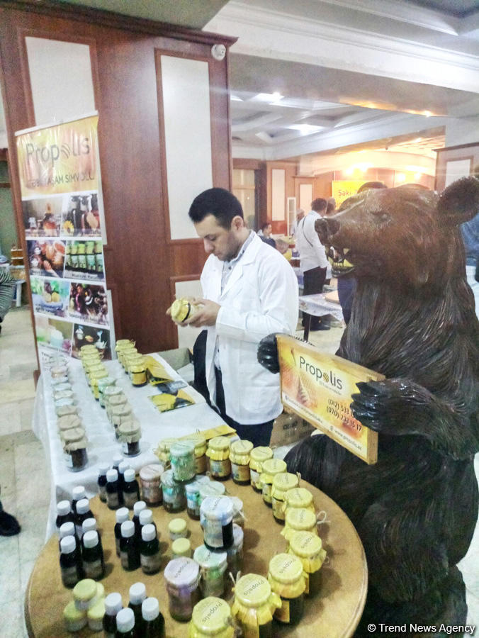 Bakıda bal yarmarkasının iştirakçılarının sayı artıb (FOTO)