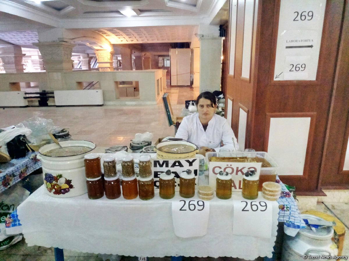 Bakıda bal yarmarkasının iştirakçılarının sayı artıb (FOTO)