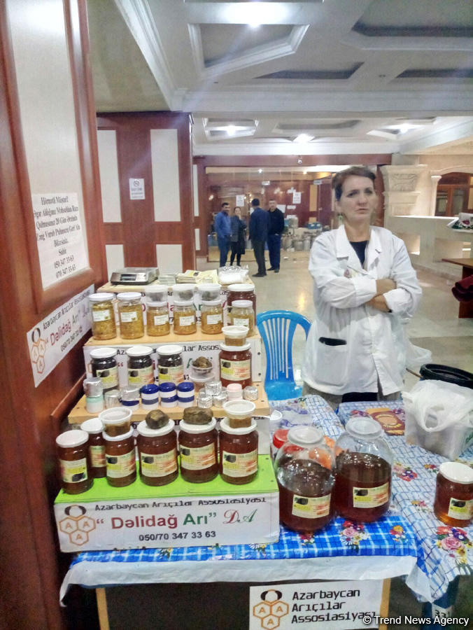 Bakıda bal yarmarkasının iştirakçılarının sayı artıb (FOTO)
