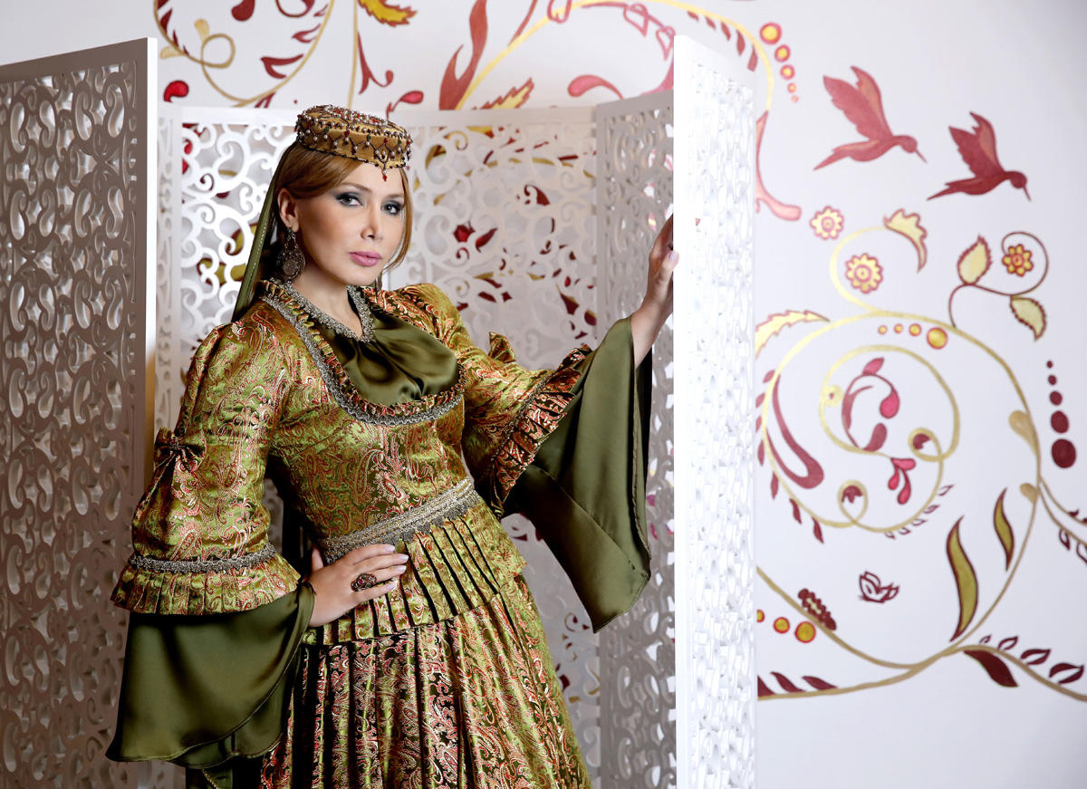 Fəxriyyə Xələfova hind sarisini təqdim edəcək (FOTO)