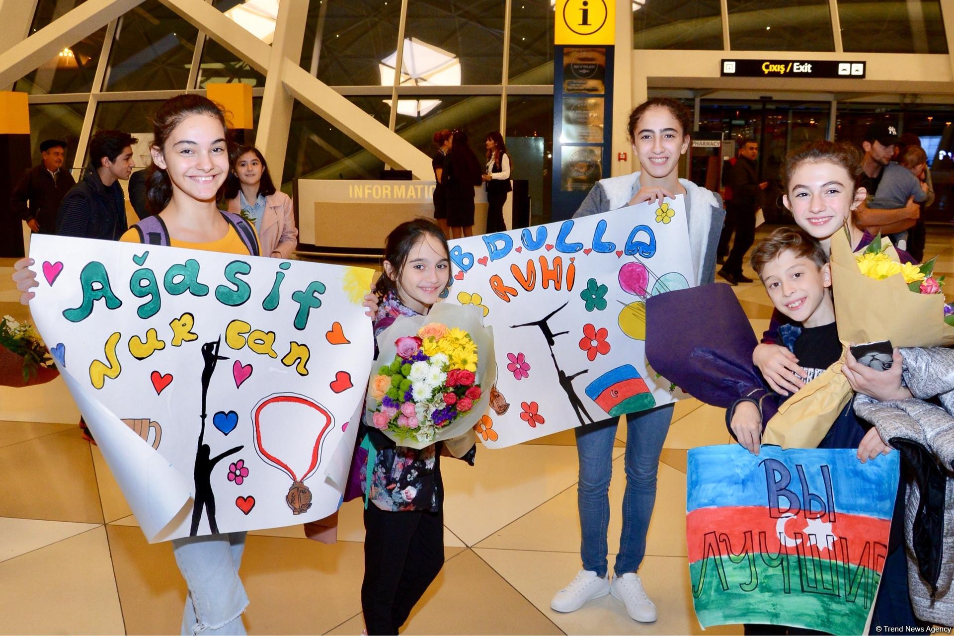 Avropa Çempionatının medalçı akrobatları Bakıya dönüb (FOTO)