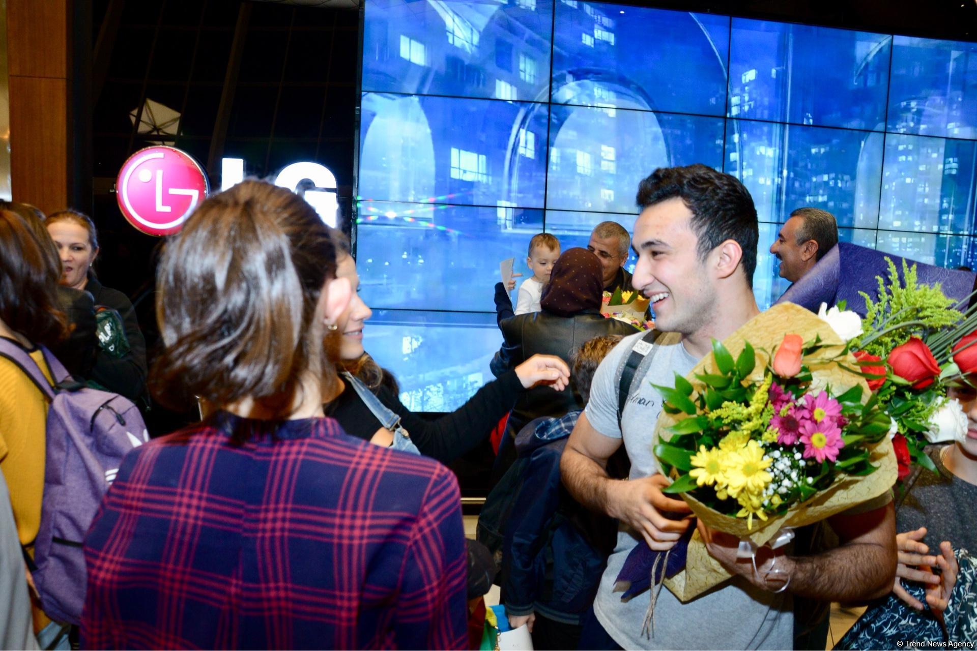 Avropa Çempionatının medalçı akrobatları Bakıya dönüb (FOTO)