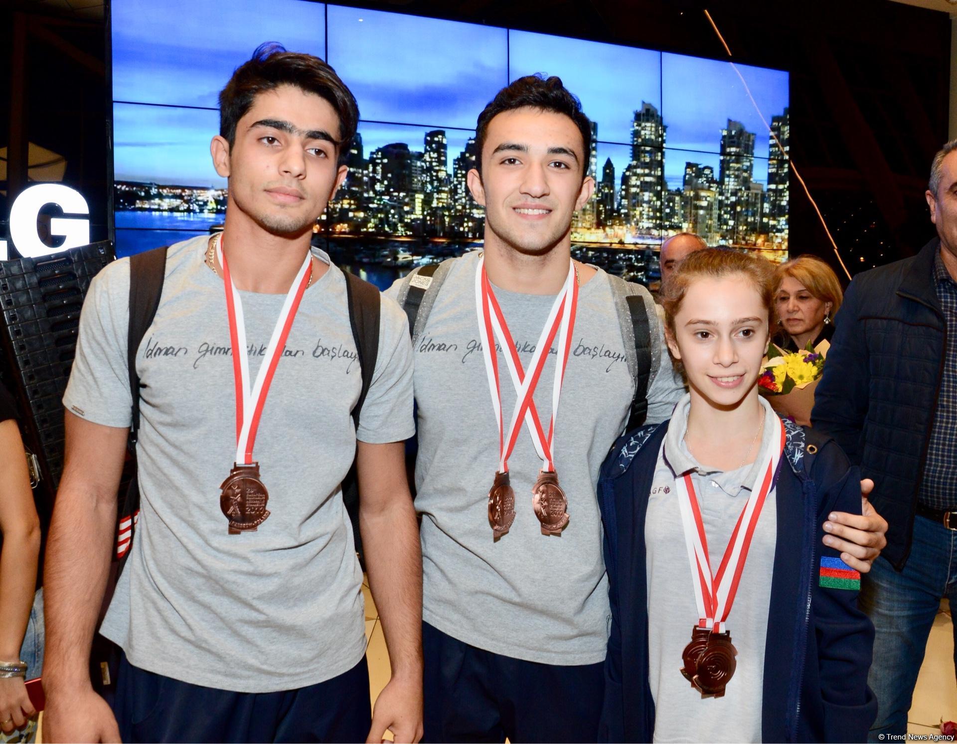 Avropa Çempionatının medalçı akrobatları Bakıya dönüb (FOTO)