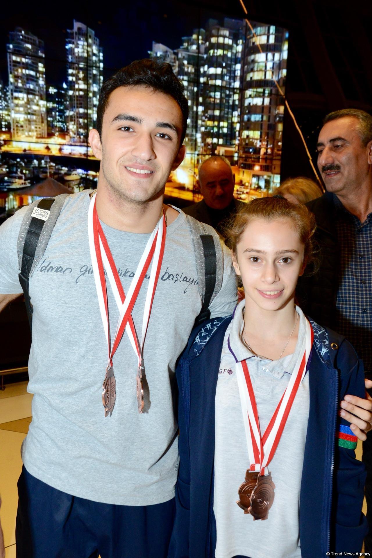 Avropa Çempionatının medalçı akrobatları Bakıya dönüb (FOTO)