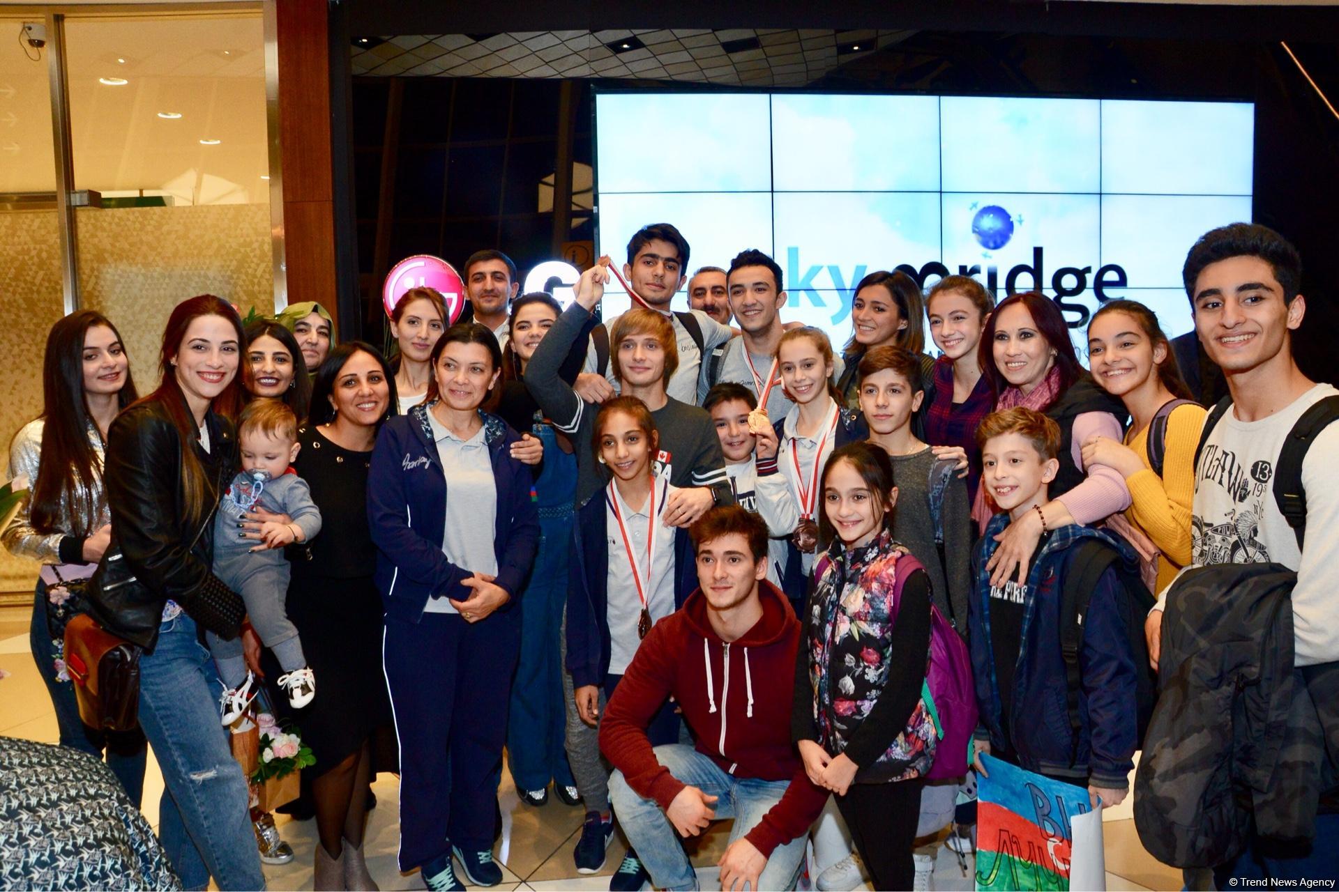 Avropa Çempionatının medalçı akrobatları Bakıya dönüb (FOTO)