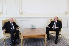 Prezident İlham Əliyev Qvatemala və Avstraliyanın yeni səfirlərinin etimadnamələrini qəbul edib (FOTO) (YENİLƏNİB 2)