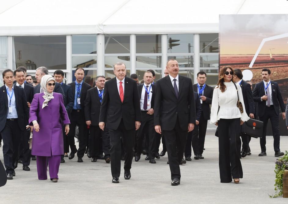 Prezident İlham Əliyev və birinci xanım Bakı-Tbilisi-Qars dəmir yolunun açılış mərasimində iştirak ediblər (FOTO) (YENİLƏNİB-3)