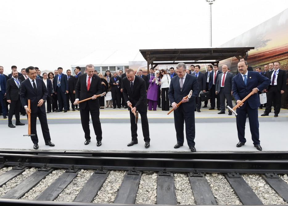 Prezident İlham Əliyev və birinci xanım Bakı-Tbilisi-Qars dəmir yolunun açılış mərasimində iştirak ediblər (FOTO) (YENİLƏNİB-3)