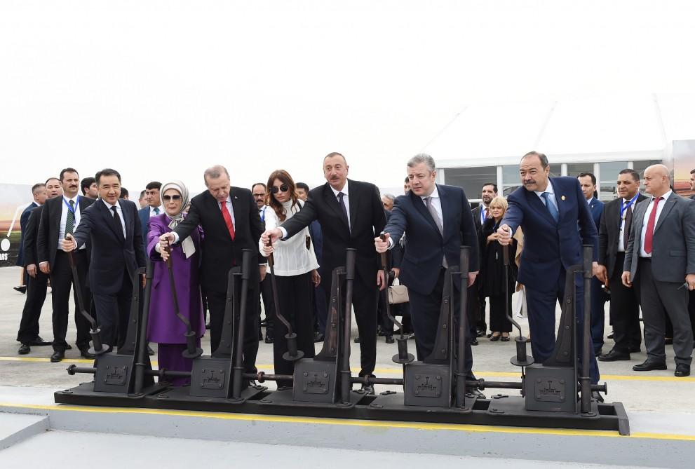 Prezident İlham Əliyev və birinci xanım Bakı-Tbilisi-Qars dəmir yolunun açılış mərasimində iştirak ediblər (FOTO) (YENİLƏNİB-3)