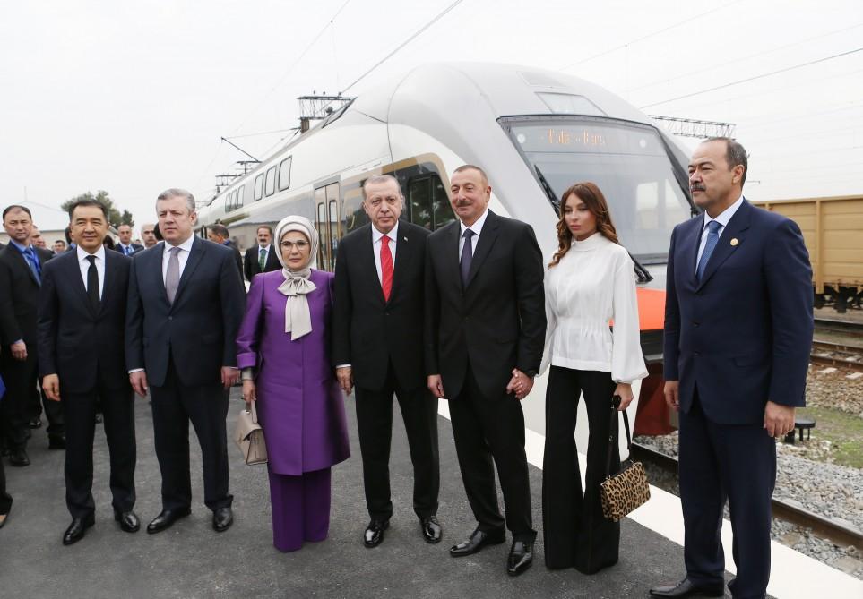 Prezident İlham Əliyev və birinci xanım Bakı-Tbilisi-Qars dəmir yolunun açılış mərasimində iştirak ediblər (FOTO) (YENİLƏNİB-3)