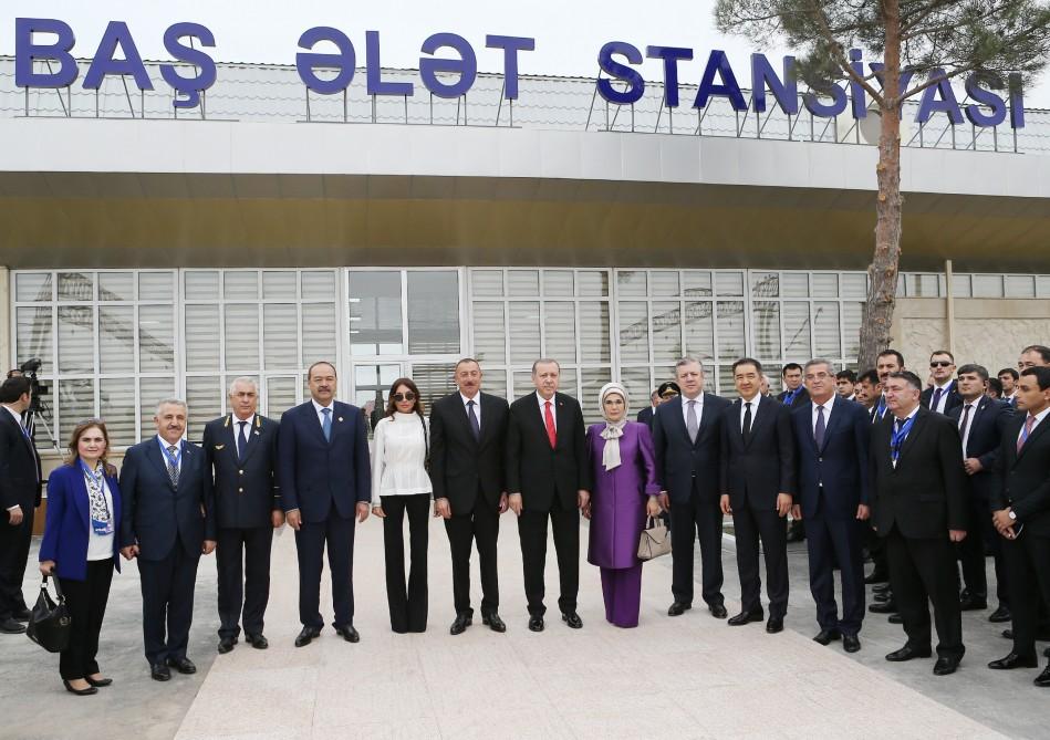 Prezident İlham Əliyev və birinci xanım Bakı-Tbilisi-Qars dəmir yolunun açılış mərasimində iştirak ediblər (FOTO) (YENİLƏNİB-3)