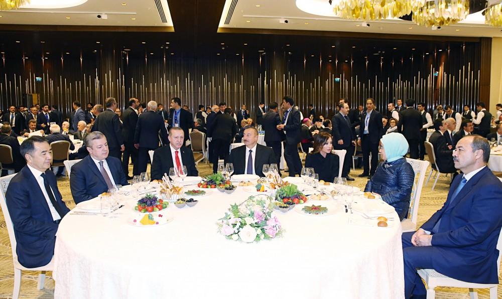 Prezident İlham Əliyev və xanımı Bakı-Tbilisi-Qars dəmir yolunun açılış mərasiminin iştirakçıları üçün ziyafətdə iştirak ediblər (FOTO)