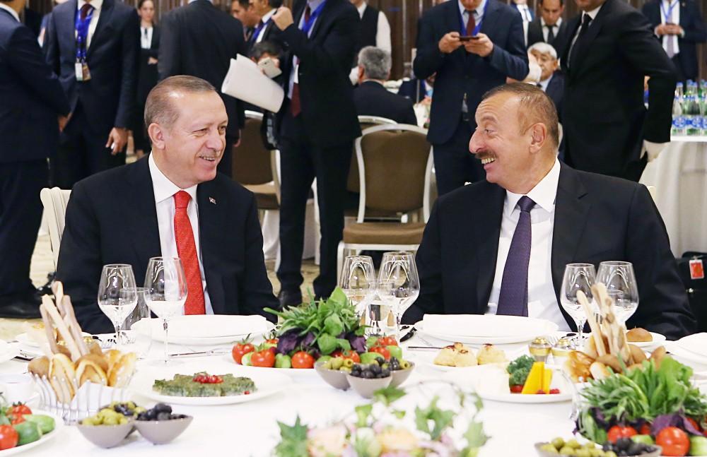 Prezident İlham Əliyev və xanımı Bakı-Tbilisi-Qars dəmir yolunun açılış mərasiminin iştirakçıları üçün ziyafətdə iştirak ediblər (FOTO)