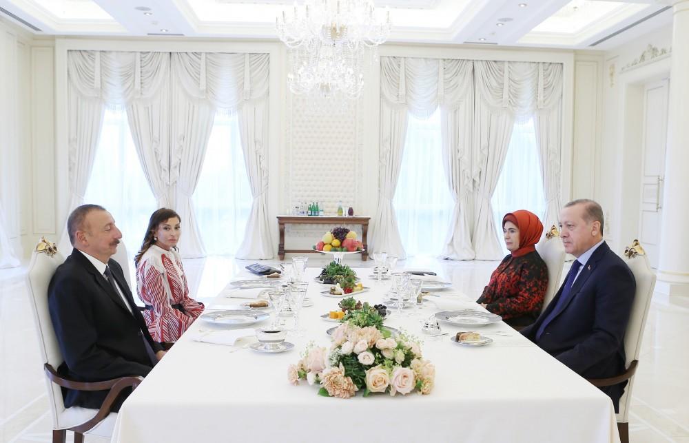 Azərbaycan və Türkiyə prezidentləri xanımları ilə birgə nahar ediblər