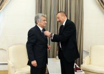 Prezident İlham Əliyev Xalq Artisti Rauf Abdullayevə "İstiqlal" ordenini təqdim edib (FOTO) (YENİLƏNİB)