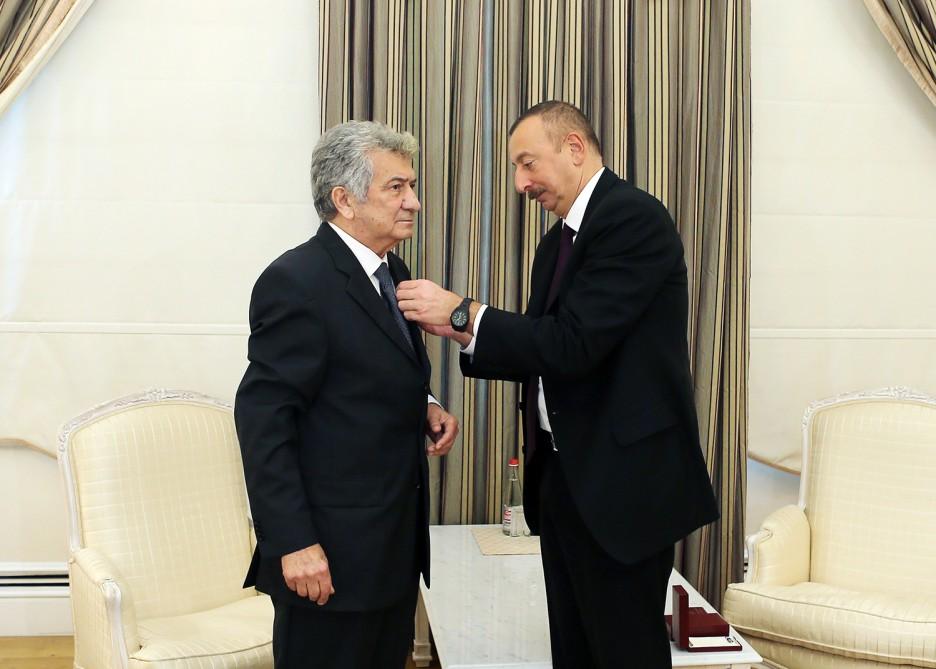 Prezident İlham Əliyev Xalq Artisti Rauf Abdullayevə "İstiqlal" ordenini təqdim edib (FOTO) (YENİLƏNİB)