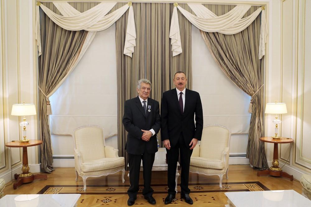 Prezident İlham Əliyev Xalq Artisti Rauf Abdullayevə "İstiqlal" ordenini təqdim edib (FOTO) (YENİLƏNİB)